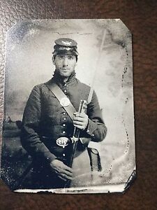 Soldat militaire de la guerre civile avec fusil et sac type TinType C250RP