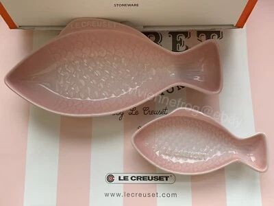 LE CREUSET SHELL 粉色中号和小鱼盘套装 2 件正品 全新带盒 罕见 — 第 1/4 张图片