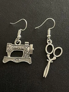❤️ SINGER NÄHMASCHINE SCHERE MISMATCH OHRRINGE Silber Platte Haken Weihnachten - Bild 1 von 2