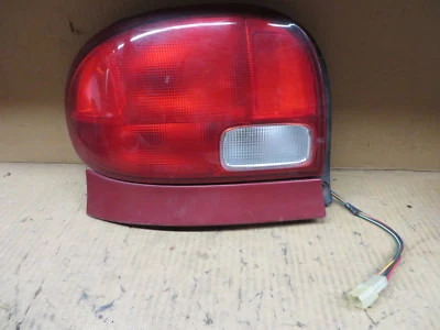 GEO METRO PONTIAC СВЕТЛЯЧОК СЕДАН 95 96 97 98 99 00 01 ЗАДНИЙ ФОНАРЬ ВОДИТЕЛЬ КРАСНАЯ ОТДЕЛКА - Изображение 1 из 3