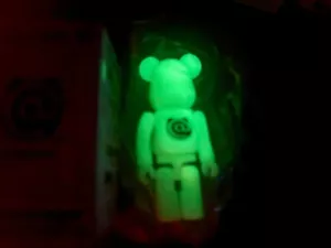 Bearbrick Be@rbrick 100% Series 44 Figure - Basic Letter @ - Glow In The Dark - Picture 1 of 4