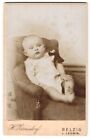 Fotografie H. Zersdorf, Belzig, Süßes Kleinkind im Sessel sitzend 