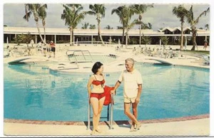 PLAUDERNDES PAAR VON KING'S INN HOTEL POOL LUCAYA / FREEPORT ~ DIE INSELN VON BAHAMA - Bild 1 von 1