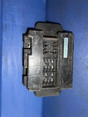 川崎忍者ZX7 zx6 zx11火神保险丝接线继电器盒26021-1077 — 第 1/4 张图片