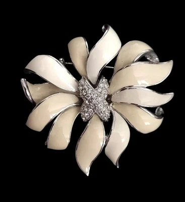 Kenneth Jay Lane, Broche Floral Firmado Tono Plata, Esmalte Crema y Cristales. Foto 1 de 4
