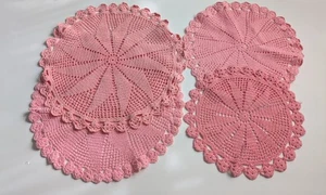 Vintage Deckchen gehäkelt 5 Stück Deckchen. Rosa Handarbeit 2-13", 1-11", 1-10" - Bild 1 von 4