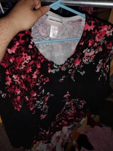 2x Alfred Dunner Bluse schwarz Baumwolle Blumen rot Blumen halbarm - Bild 1 von 1