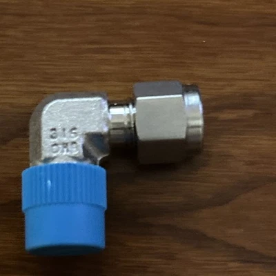 Swagelok Male Elbow Tube Fitting - SS-400-2-4 1/4 Tube X 1/4 MPT Compression NIB - Image 1 of 2