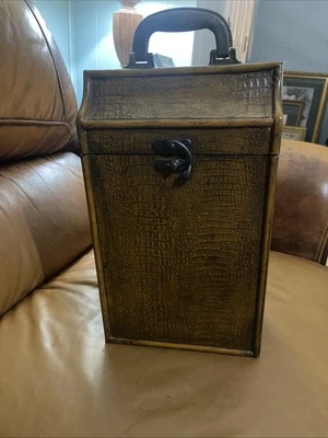 Caja de vino de madera vintage con acabado de cocodrilo texturizado tiene capacidad para 2 botellas de vino Foto 1 de 4