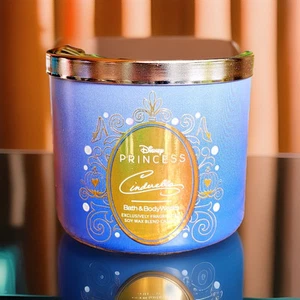 Gardenia Lover! 👸Disney’s Cinderella 3-Wick Candle. Limited Ed. Bath & Body - Picture 1 of 4