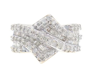 Anillo con racimo cruzado de oro amarillo de 10 quilates de diamantes redondos y baguette de 1,20 quilates de SJ - Imagen 1 de 9