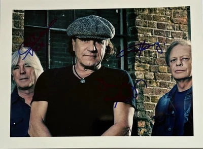 AC/DC Young 3x signiert Musik Foto Original Unterschrift Autogramm signed 2016 - Bild 1 von 4
