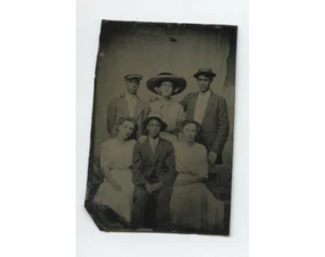 GROUP PHOTO, FAMILY - MEN + LADIES W/ HATS, TINTYPE STUDIO PORTRAIT, 1/6 PLATE - Picture 1 of 1
