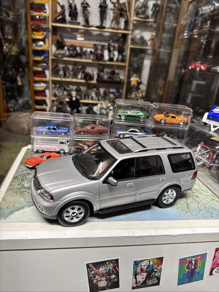 Lincoln Navigator 2005 1/18 Welly 2005 plateado Foto 1 de 4