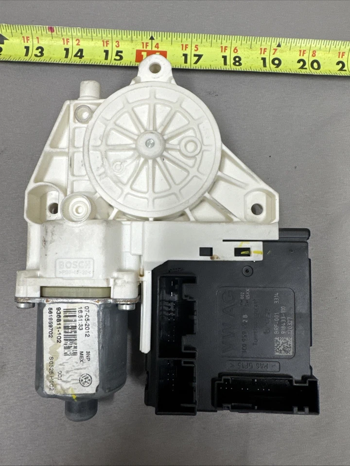 Volkswagen Passat Front Right/Pass Power Window Regulator Motor 561959702 - Image 1 of 4