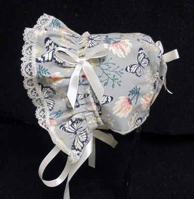 Gorro de bebé gris claro con estampado de mariposas Foto 1 de 3