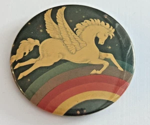 Vintage 80er Pegasus Pin weiß Pferd Regenbogen Flügel Button Anstecker Pinback - Bild 1 von 3