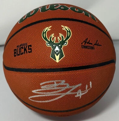 Bucks BROOK LOPEZ Firmado Tamaño Completo Wilson Réplica LOGOTIPO BUCKS BALONCESTO AUTOMÁTICO JSA Foto 1 de 3