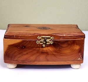 Caja de madera de cedro vintage 4x6x3 recuerdo Las Vegas, medallón de cobre en tapa, con patas - Imagen 1 de 14