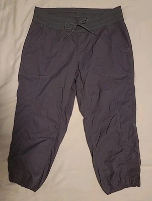 Pantalón de chándal capri para mujer The North Face Aphrodite 2.0 que absorbe la humedad impermeable Foto 1 de 4