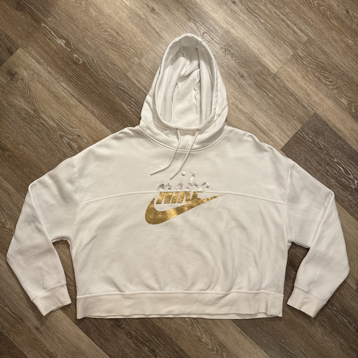 sudadera nike blanca y dorada