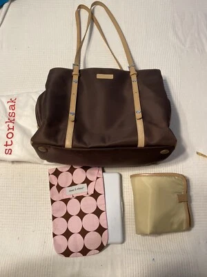BOLSO DE PAÑALES STORKSAK GIGI ~ Marrón chocolate con ribete de cuero tostado y bolsa antipolvo Foto 1 de 4