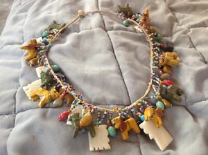 HALBER AUSVERKAUF! Bunte Vintage TRIBAL Glasperlen & viele Holztiere Halskette - Bild 1 von 4