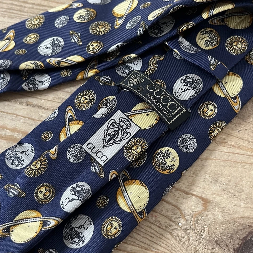 GUCCI Corbata de Seda Vintage Planetas Sol Luna Espacio Estampado Hecho a Mano en Italia 57" L Foto 1 de 4