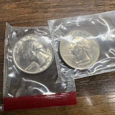 1977 P+D  Washington Quarters ~ Uncirculated in Cellophane from Mint Set - Image 1 of 4