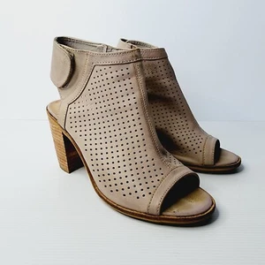 Betts Women's Shoes Size 7 Toe Boots Beige Wedge Heel - Picture 1 of 12