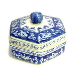 Blue & White Hexagonal Porcelain Box w/Lid Asian Themed 6.25" Wide x 4.5" Tall - Imagen 1 de 5