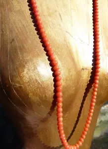 COLLIER ANCIEN orné de PERLES de CORAIL orangé de 52 cm et fermoir en argent - Imagen 1 de 10