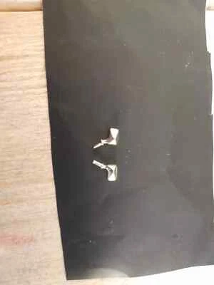 Maßstab 1:43 Ersatz 2x Autospiegel Ersatzteile Druckguss Diorama GRATIS VERSANDBEHÄLTER - Bild 1 von 4