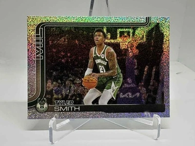 Tyler Smith 2025-26 Topps Sand Glitter Milwaukee Bucks #60 Foto 1 de 2