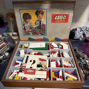 SUPER RARE LEGO SYSTEM 810 LEGO PIECES & WOODEN BOX RARE  - Foto 1 di 12