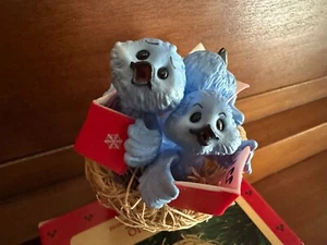 1986 Hallmark Ornament Baumwipfel Trio, Clipon, blaue Vögel, 3" hoch... OVP - Bild 1 von 9