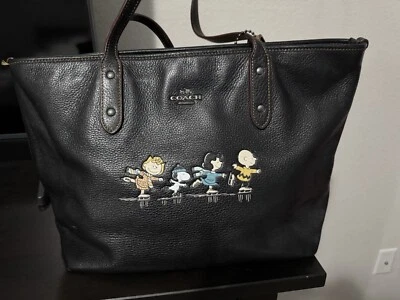 Bolsa tote Coach Peanuts couro patinação no gelo com zíper - Imagem 1 de 2