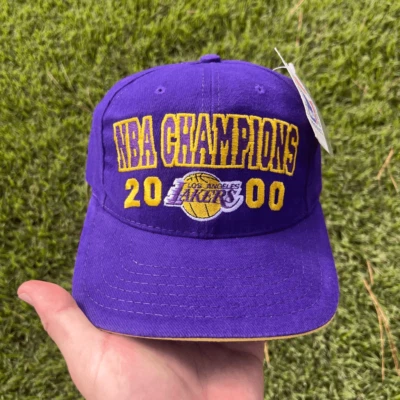 Sombrero púrpura vintage nuevo con etiquetas Los Angeles Lakers 2000 NBA Champions Foto 1 de 4