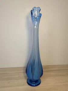 "Florero vintage de vidrio oscilante MCM azul claro grande pétalo acanalado 12""" - Imagen 1 de 6