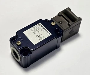 Schmersal AZ 335-12ZR Safety Door Interlock Switch - New - Picture 1 of 3