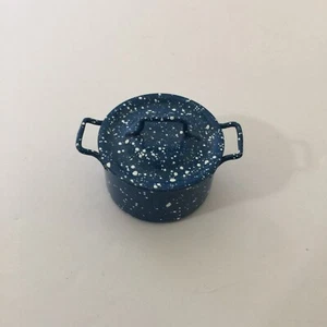 Casa de muñecas vintage escala 1:12 - Olla de metal moteado azul con tapa - Para cocina - Imagen 1 de 3
