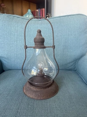 Linterna decorativa moderna con pantalla de metal envejecido y vidrio Foto 1 de 4