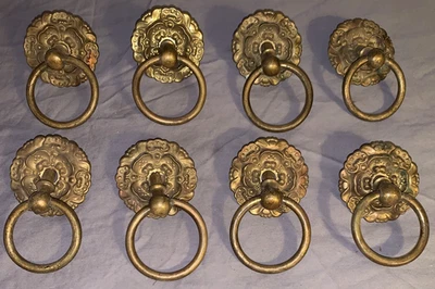 Gran conjunto de 8 tiradores de anillo de fianza de latón antiguo con diseño floral para cajones Foto 1 de 4
