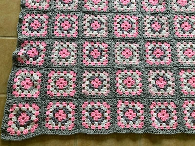 Nuevo Hecho a Mano Ganchillo 66x80" XL Tiro Afgano 120 Gris Rosa Blanco Abuelita Cuadrados Foto 1 de 4