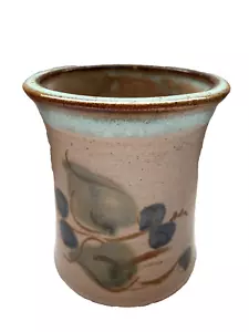 Jarrón esmaltado pintado a mano de cerámica artística de estudio patrón de frutas y hojas firmado 6" H - Imagen 1 de 7