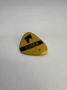 Ejército de los Estados Unidos 1ª División de Caballería Corea CSIB, veterinario de la Guerra de Corea, prendedor de solapa de sombrero de 1" - Imagen 1 de 4