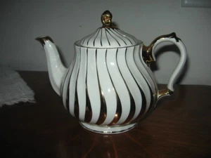 Tetera vintage Sadler con tapa 2737 blanca cremosa y remolino dorado 4 tazas de té - Imagen 1 de 11