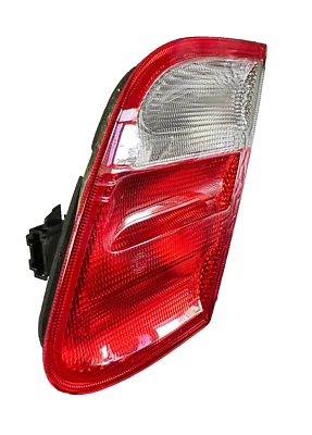 Luz trasera derecha Hella - H93606001 / 208-820-12-64 - para Mercedes-Benz CLK320 y más Foto 1 de 4