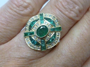Anillo de diamantes y esmeralda Art Deco de oro liso de 9 quilates R94 personalizado - Imagen 1 de 3