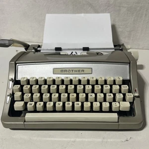 Máquina de escribir manual portátil Brother vintage probada con estuche - Imagen 1 de 13